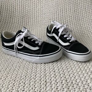Vans Kids Old school black and white skate shoe. Size 5